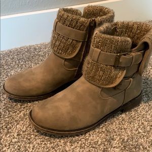 Tan/ brown boots, slightly worn.